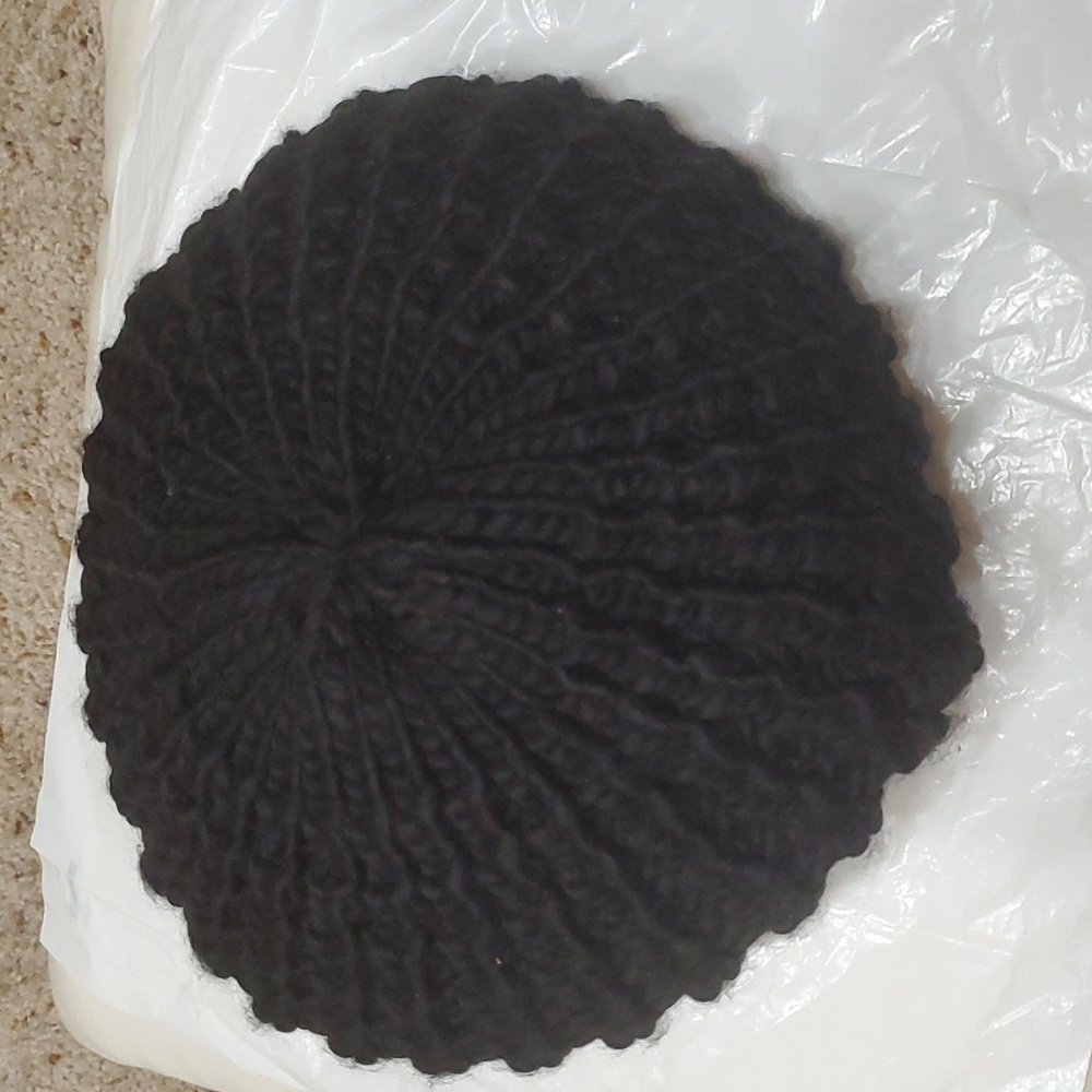 Girls acrylic knit hat...beret style  color-black..... never worn